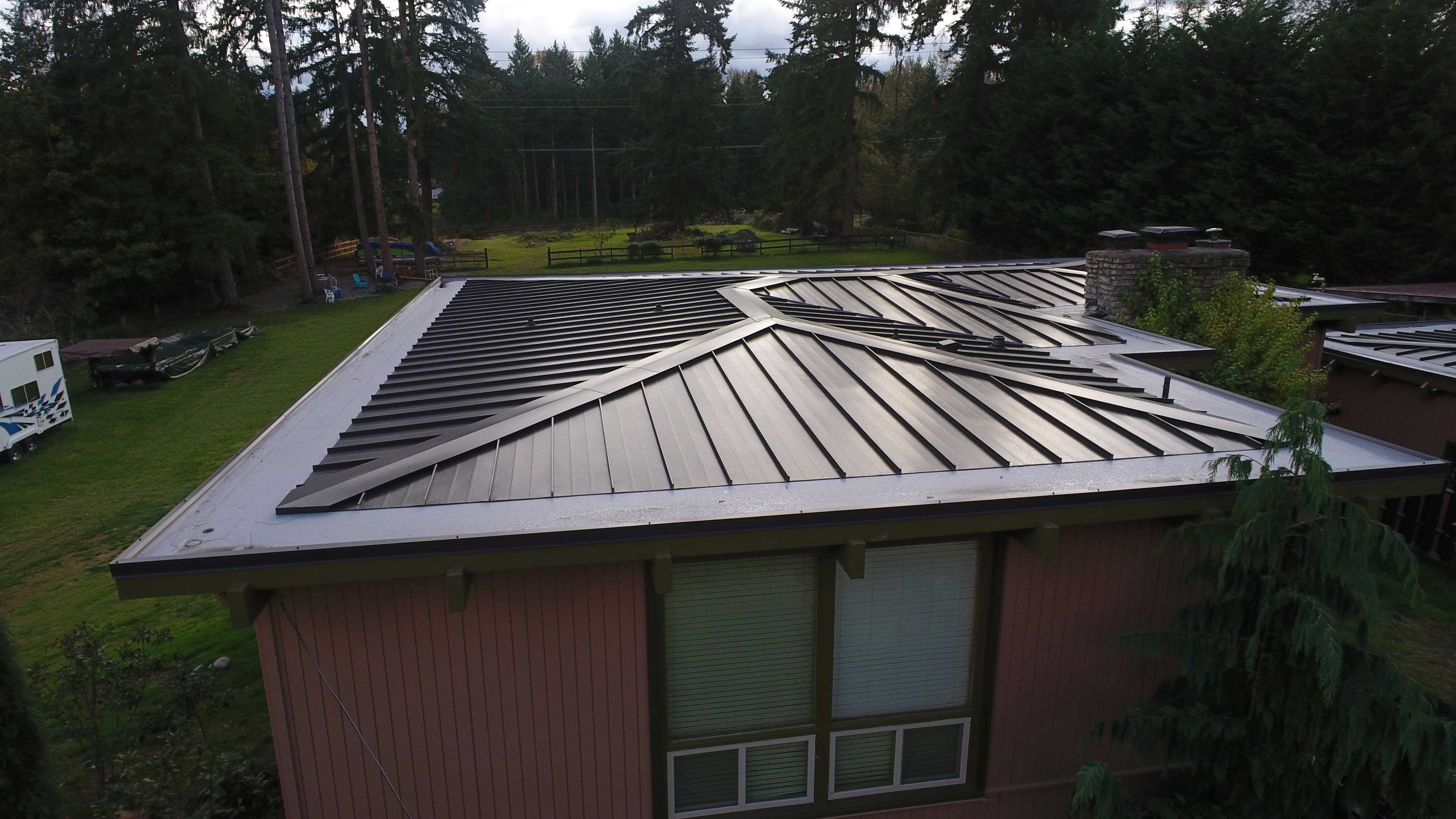 beautiful new metal roof in Auburn, Washington, close up with backyard in the background