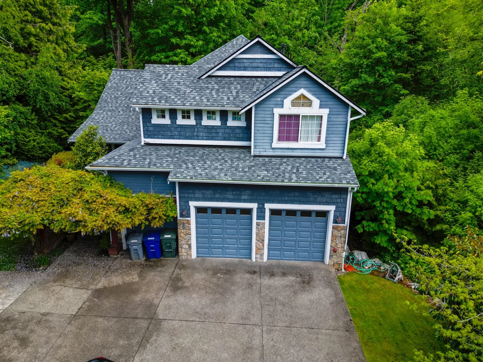 View of front of house with a new Composite Asphalt Shingle New Roof Replacement in Bellevue, Washington