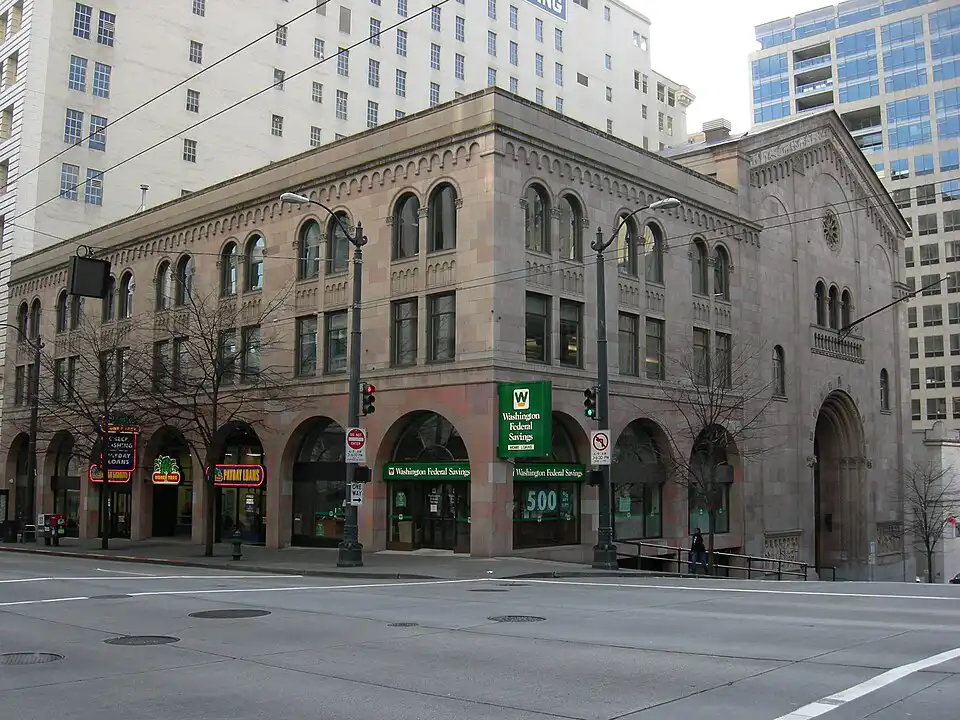 215 Columbia Street, Seattle, Washington, originally (1924) the Seattle Chamber of Commerce building - Photo by Joe Mabel, CC BY-SA 3.0,